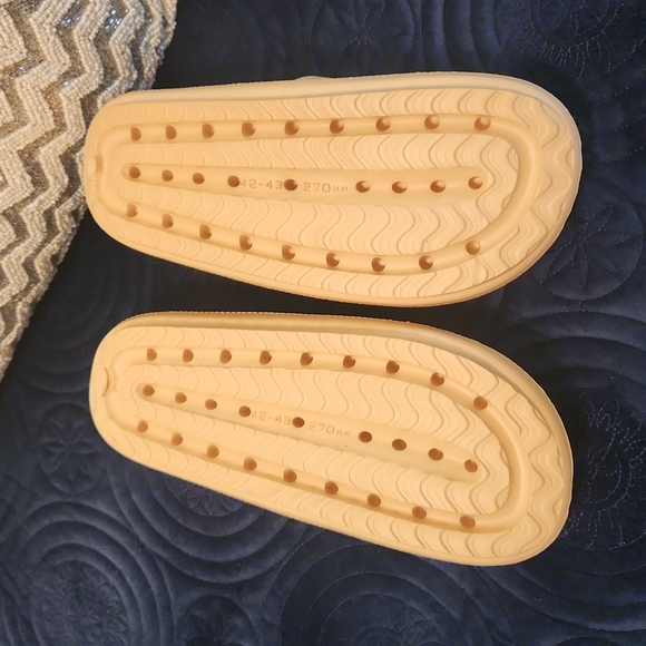 Cozi Pillow Slides Brand New with bag! NWT Beige Color Size 10 - Picture 4 of 4